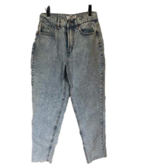 High Rise High Waist Light Wash Distressed Mom Jeans Size 26 - Picture 4 of 16